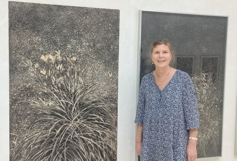 Valentine Reymond, conservatrice du Musée jurassien des arts de Moutier devant les œuvres d’Ignacio Ruiz.