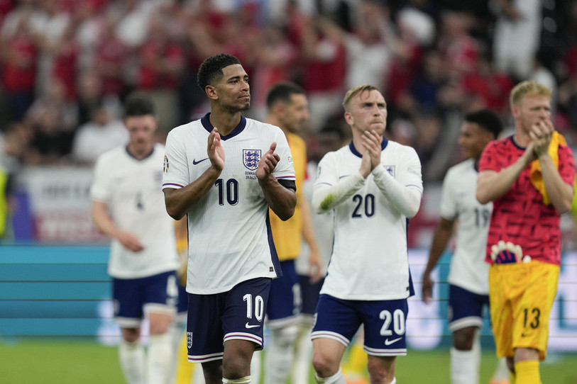 La mine déconfite de Jude Bellingham (numéro 10) après la performance décevante de l’Angleterre jeudi contre le Danemark. (Photo : AP/Thanassis Stavrakis).