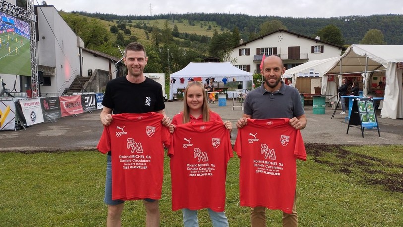 De gauche à droite : Michel Leoni (directeur technique du FC Glovelier), Léanne Riou (capitaine de l'équipe féminine) et Richard Hulmann (futur coprésident du club).