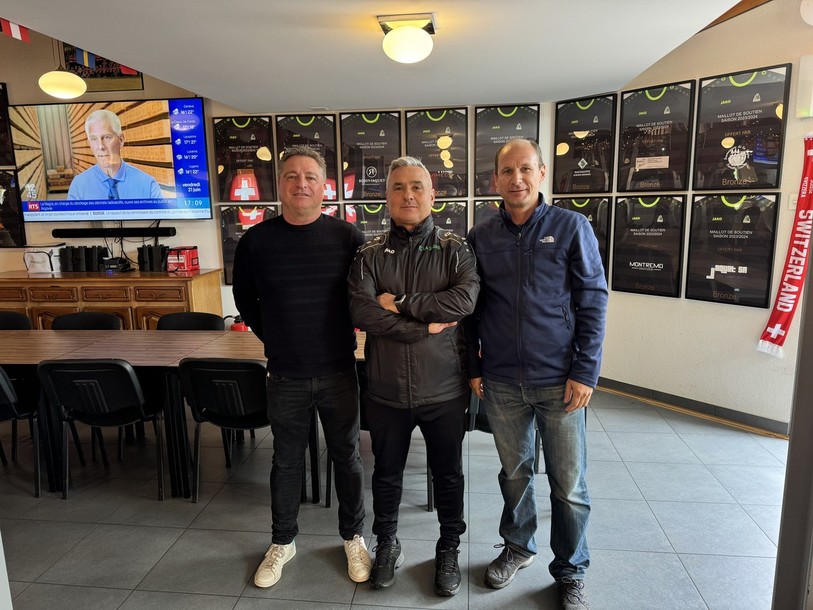 « Sur la route de l'Euro » était en direct de La Sagne avec (de gauche à droite) : Laurent Huguenin (coprésident du FC La Sagne), Salvatore Natoli (entraîneur) et Patrick Kolonovics (coprésident).