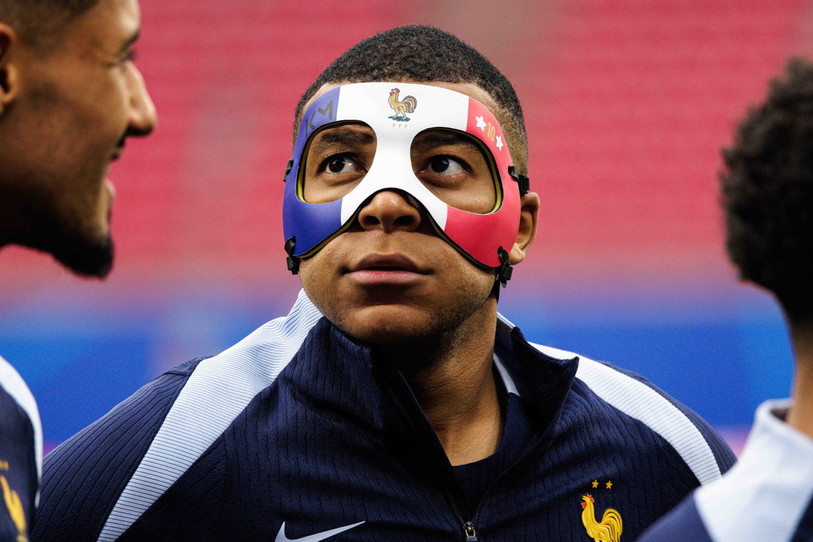 Kylian Mbappé, avec son masque de protection, ne sait pas encore s’il jouera vendredi soir contre les Pays-Bas. (Photo : KEYSTONE / EPA / Jens Schlueter).