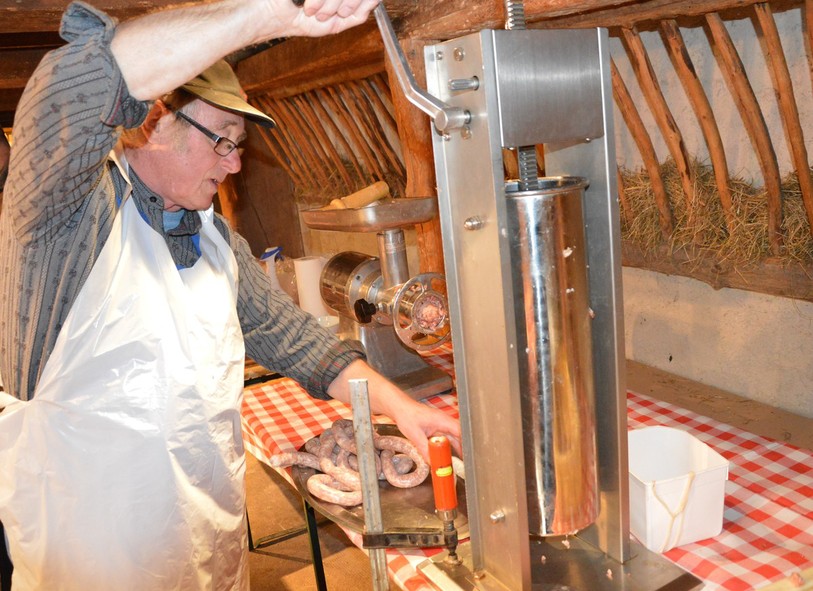 Confection de saucisses à rôtir.