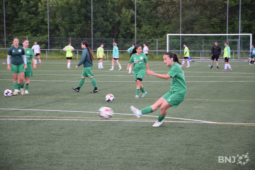Les filles d'Yverdon-sports à l'échauffement à Pierre-à-Bot.