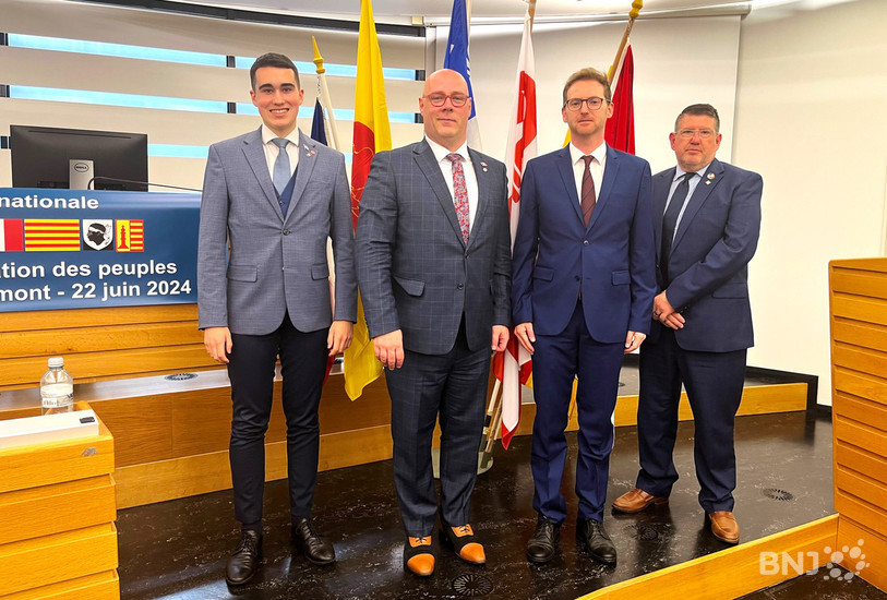Quelques orateurs de la conférence internationale à Delémont, de gauche à droite: Alexis Letarte (Québec), Martin Théberge (Acadie), Joël Farcoz (Val d'Aoste) et Ali Chaisson (Acadie du Nouveau-Brunswick).