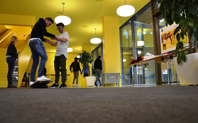 Des étudiants de la BFB à Bienne ont pris part à une journée d'échange avec des jeunes requérants d'asile