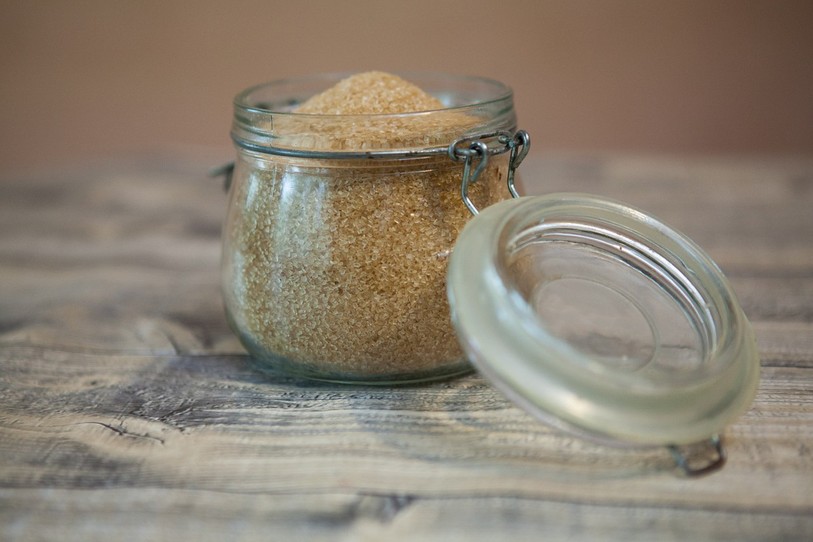 pot en verre contenant du sucre brun