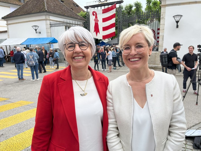 De gauche à droite : Elisabeth Baume-Schneider (conseillère fédérale) et Rosalie Beuret Siess (présidente du Gouvernement jurassien), devant la Cour du Château de Delémont ce dimanche lors du 50e anniversaire du plébiscite du 23 juin 1974.
