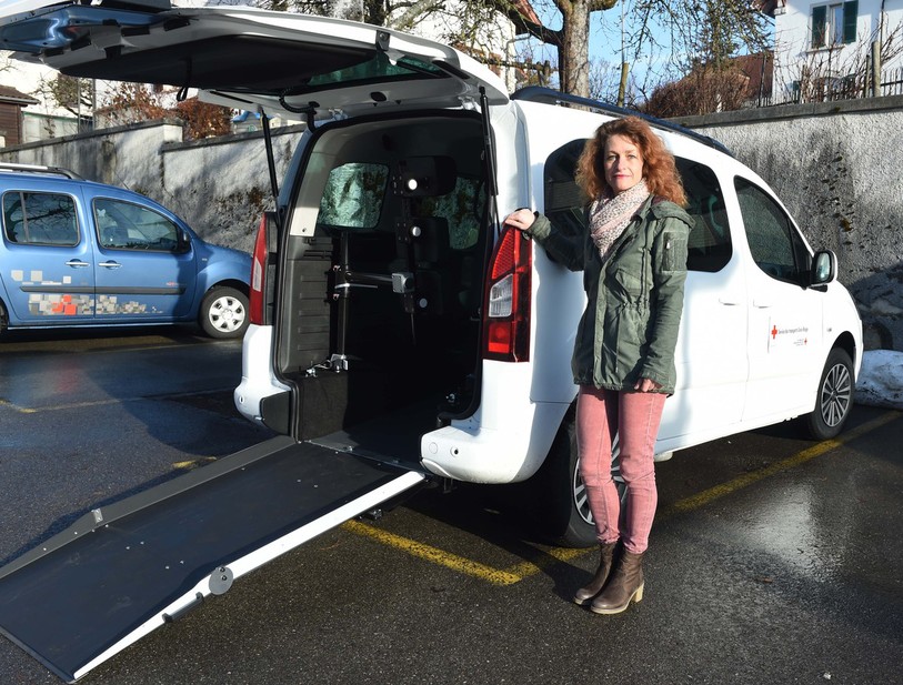 La directrice de la Croix-Rouge Suisse Jura bernois, Sandra Roulet Romy, présente le nouvelle voiture pour conduire les personnes à mobilité réduite