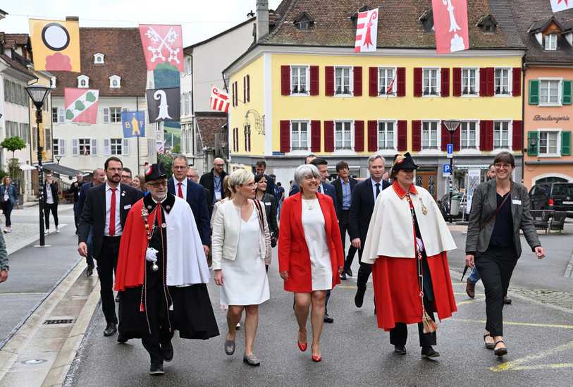 Le 23 juin dernier, un cortège a arpenté la vieille ville de Delémont à l'occasion des 50 ans du Plébiscite. (Photo d'archive : Georges Henz).