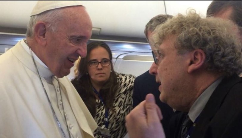 Le pape François et Arnaud Bédat lors d'un vol pontifical vers la Géorgie.