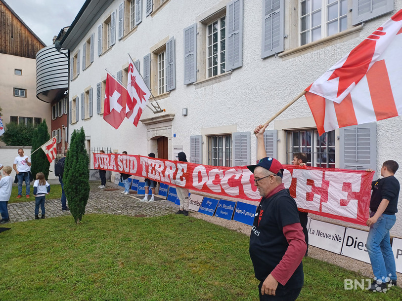 Après le cortège, le Groupe Bélier s’est rendu à l’Hôtel du Parlement pour y déposer les panneaux des localités du Jura-Sud.