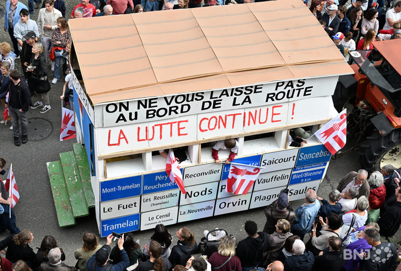 Le char sur lequel les panneaux ont réapparu. (photo : Georges Henz)