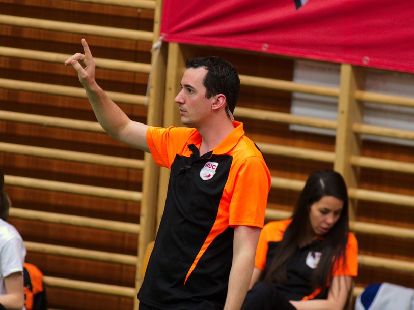 Silvan Zindel continuera de donner ses consignes aux filles du NUC la saison prochaine.
