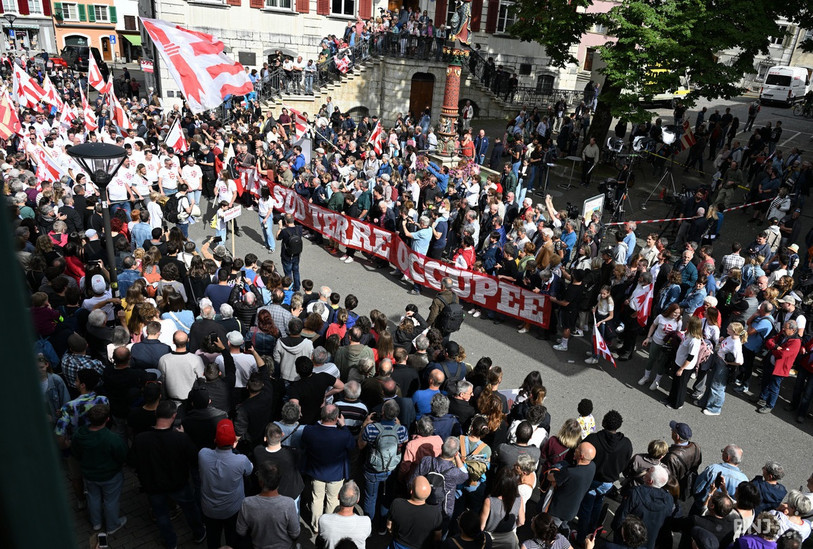 Des milliers de personnes se sont rassemblées dimanche à Delémont pour assister au passage du cortège de la Fête du peuple. (Photo : Georges Henz).