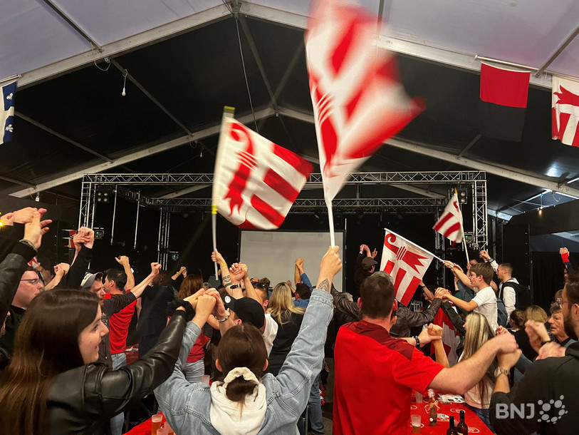 La Suisse jouait... mais ce sont bien les drapeaux jurassiens et la Rauracienne qui étaient de sortie !