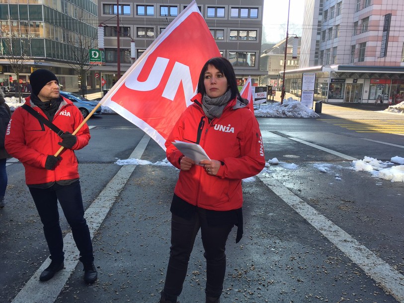 Le syndicat s'est exprimé dans la rue avant d'aller porter ses revendications dans l'établissement.  