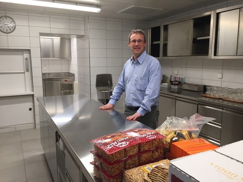 Antoine Membrez, responsable Finances du Centre social protestant Berne-Jura, présente la nouvelle cuisine de la future cantine