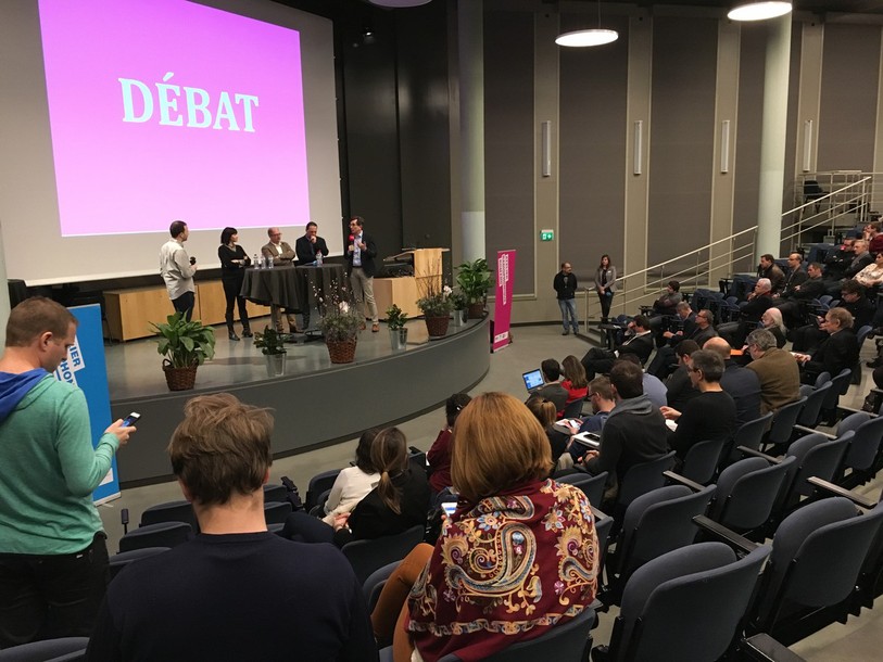 Quatre intervenants se sont succédé afin de parler des situations de crise à la radio.