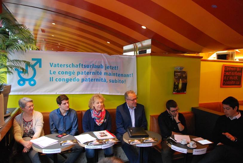 Une forte délégation des Femmes socialistes et des Jeunes socialistes entourent le conseiller national et membre du comité d'initiative Jacques-André Maire.