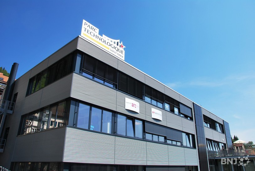 Le nouveau bâtiment est notamment équipe de panneaux solaires