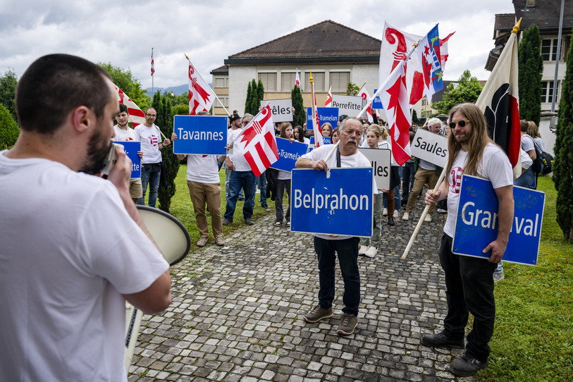 Le Groupe Bélier avait déposé dimanche devant l'Hôtel du Parlement à Delémont les panneaux des localités du Jura bernois. (Photo : KEYSTONE / Jean-Christophe Bott).