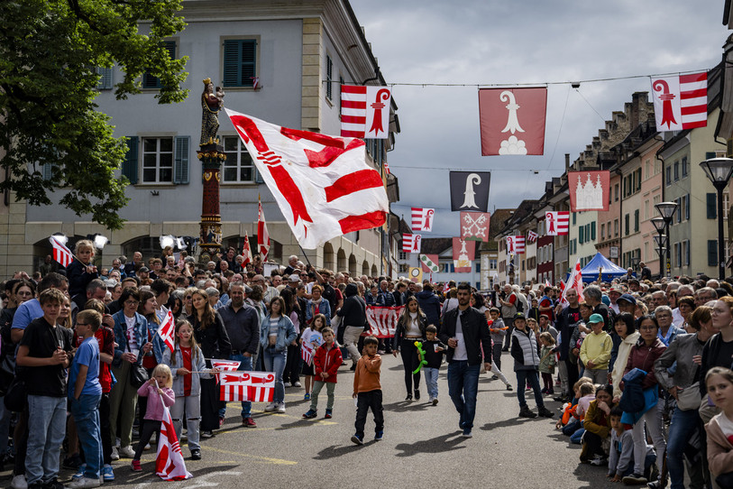 Les générations font flotter le drapeau jurassien lors du cortège à Delémont. (photo KEYSTONE : Jean-Christophe Bott)