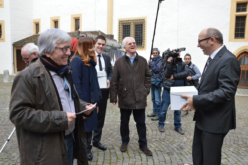 Le comité référendaire a déposé les signatures mercredi matin au Château.