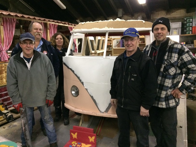 L'équipe wagebou pirate construit un char ayant comme référence le mouvement hippie