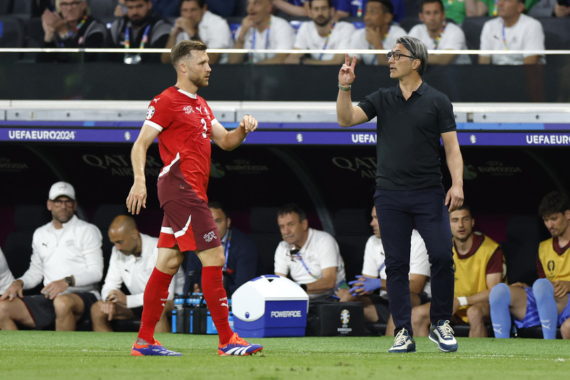 La Nati et son sélectionneur Murat Yakin devront se passer de Silvan Widmer, suspendu pour le 8e de finale de l’Euro. (Photo : Keystone/Peter Klaunzer).