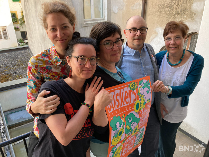 De gauche à droite : Léa Rovero (programmatrice du Buskers, avec la chemise fleurie), Mayven Grillon (responsable de la vente des badges), Sandrine Troyon (présidente de l’association du Buskers), Philippe Dallais (fondateur du KVO à Corcelles qui accueillera le pré-Buskers) et Renate Neuenschwander (présidente de la commission SCL21 à Peseux, impliquée dans le pré-Buskers). 