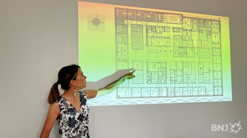 Isaline Aubert-Bonnemain, directrice médicale de MEDIQO, devant les plans du nouveau centre de santé qui ouvrira en août au Pré-Guillaume.