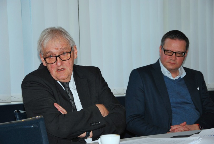 Jean-Frédéric Gerber (à gauche), directeur de la Chambre de commerce et d'industrie du Jura, et Florian Nemeti, directeur de la Chambre neuchâteloise du commerce et d'industrie, ont présenté les conclusions de l'étude.