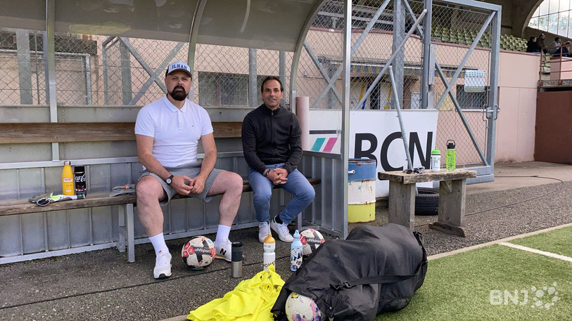 De gauche à droite : Meho Becirovic (entraîneur du FC La Chaux-de-Fonds) et Daniele Raffaele (président du club) ont reçu notre émission « Sur la route de l’Euro » à La Charrière.