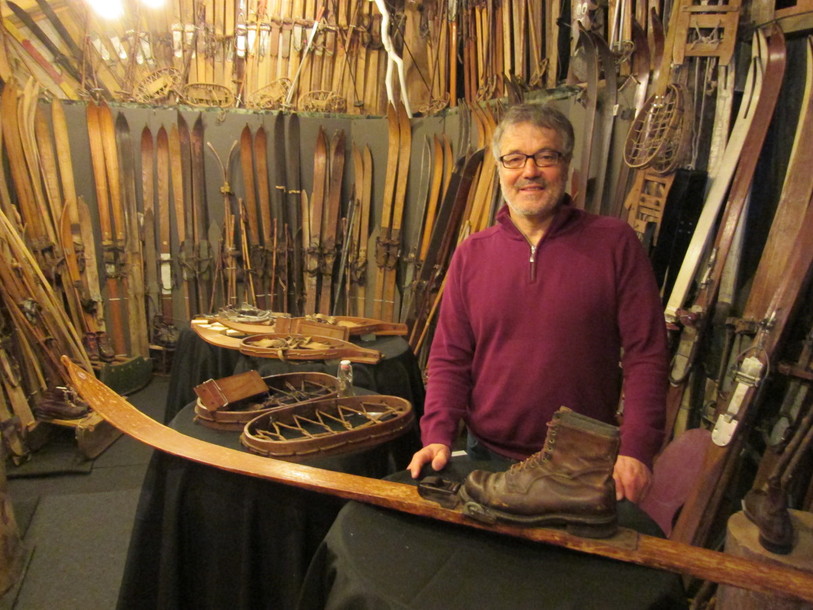 Laurent Donzé et sa collection de skis de fond.