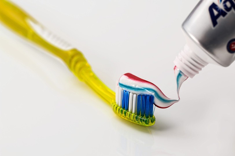 Brosse à dent et dentifrice