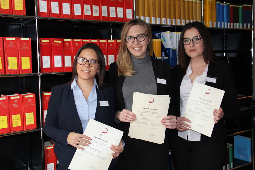 L'équipe composée d’Emily Zurfluh, Dzeneta Hrustic et Marcelly De Lima Ribeiro Lucena a remporté la phase écrite. (Photo: Université de Neuchâtel)