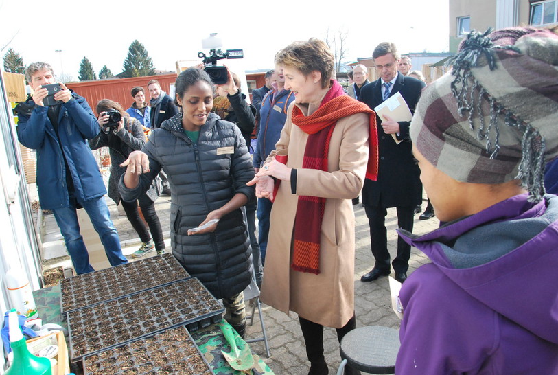 Simonetta Sommaruga a profité de sa visite à Büren pour échanger avec les occupants du centre