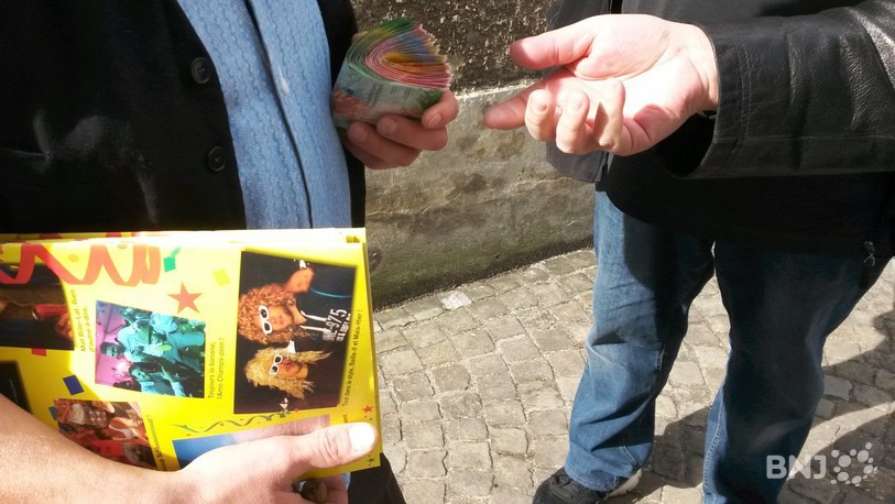 Un correspondant du Schnapou reçoit les cotisations de lecteurs.