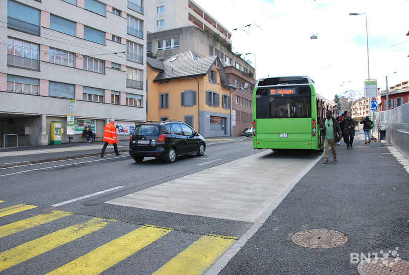Le bus est toujours prioritaire, les automobilistes sont donc contraints de le laisser passer.