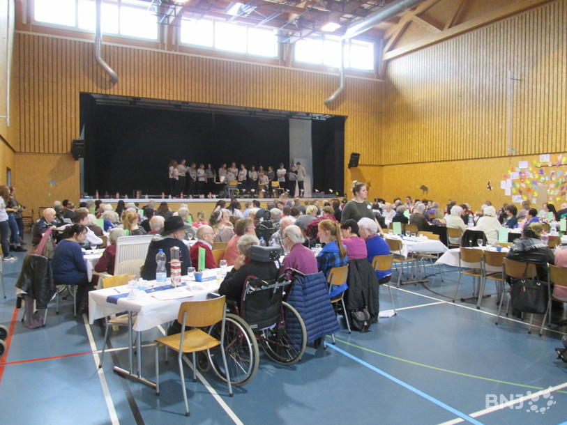 Grosse ambiance dans la salle polyvalente de Glovelier