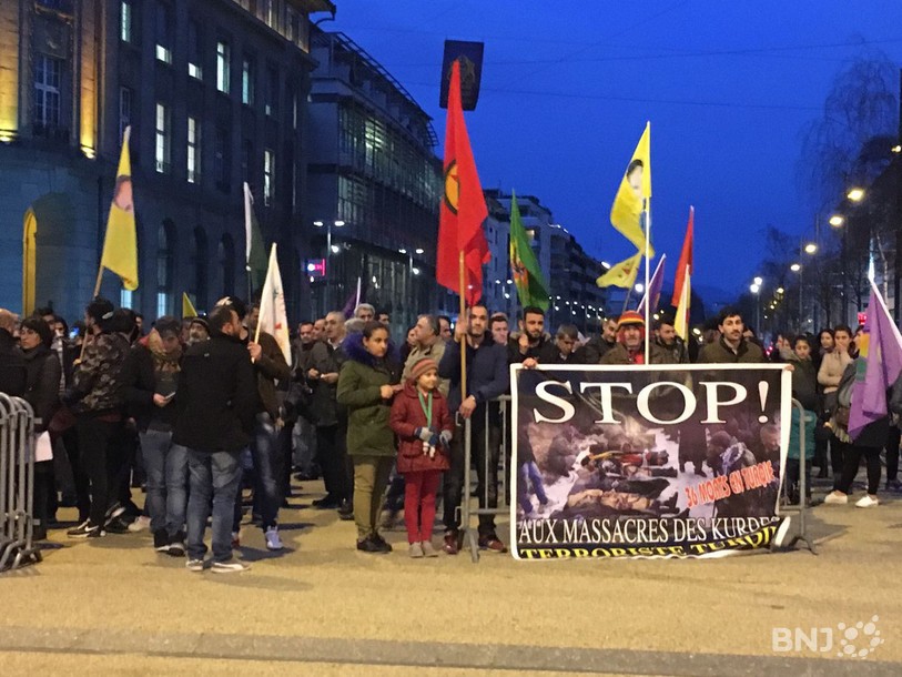 Une délégation de la communauté kurde proteste contre des violences au Kurdistan