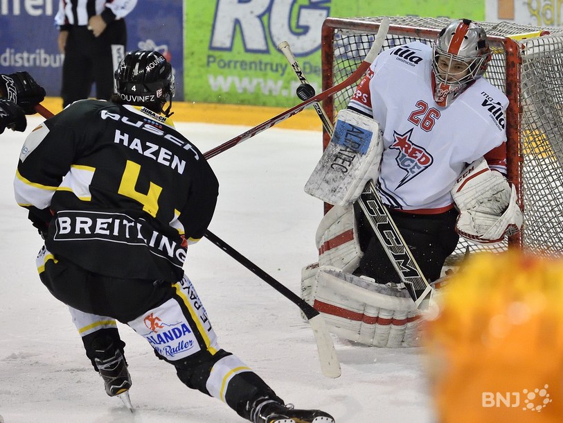 Jonathan Hazen but sur le portier valaisan Reto Lory (photo : Georges Henz)