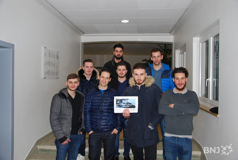 Sylvere Ackermann (2e depuis la gauche en bas) est entouré de six jeunes Prévôtois qui ont participé au projet