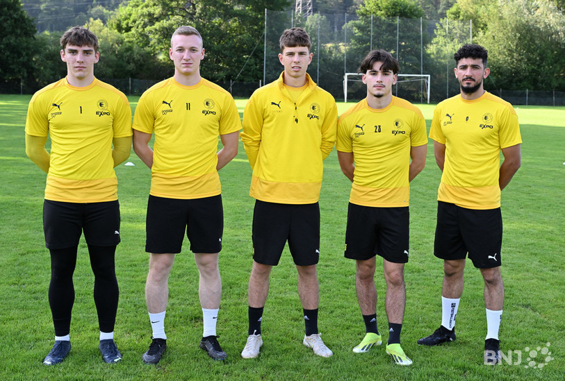 De gauche à droite: Cyril Schwendimann, Noël Allemann, Adrien Hushi, Iago Quintas et Mehdi Boudiba rejoingnent le FCB. (Photo : Georges Henz).