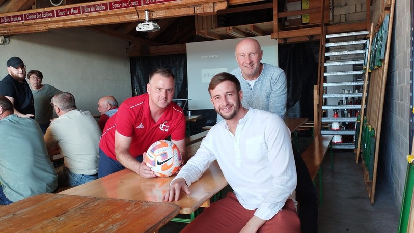 De gauche à droite : Anthony Berger (président du FC Les Bois), Hervé Epitaux (entraîneur de la 1re équipe) et Jacky Epitaux (responsable technique du club et instructeur à l'ASF).