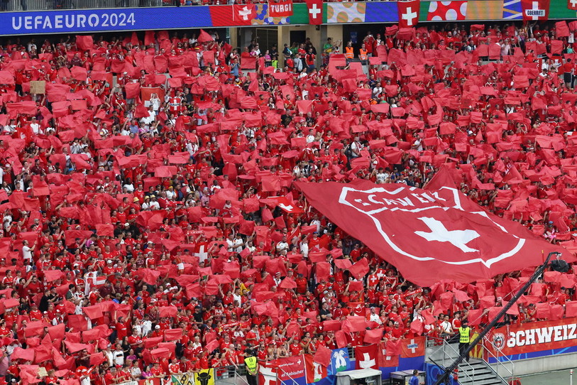 Malgré quelques incidents entre supporters, les fans de foot (ici, les Suisses) mettent une belle ambiance dans et hors des stades de l’Euro. (Photo : EPA/Georgi Licovski).