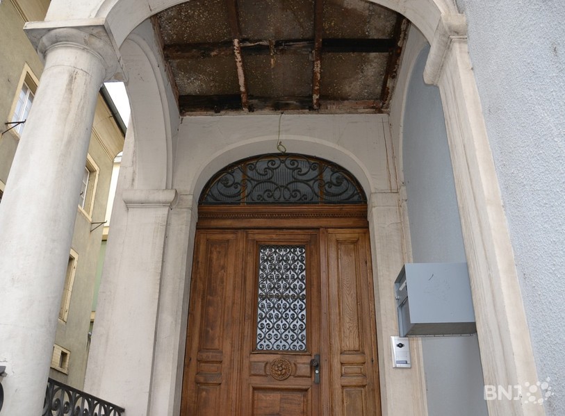 Le porche d'entrée du Contrôle