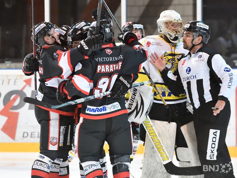 Les joueurs du HC Delémont-Vallée ont pu laisser éclater leur joie (photo : Georges Henz)