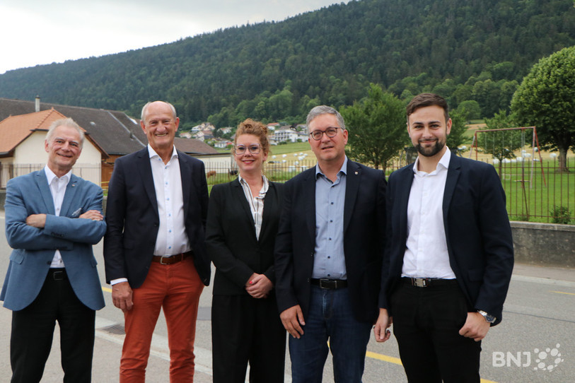 Pause photo pour le nouveau Conseil communal de Val-de-Ruz (de g. à d.) : Roby Tschopp, Jean-Claude Brechbühler, Anouk Arbona, Daniel Geiser et Ahmed Muratovic.