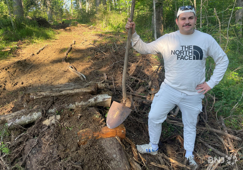 Kilian Tissot, président de l'association c2crew, sur le chantier de la future piste de VTT, située à la Recorne, sur les hauts de La Chaux-de-Fonds.